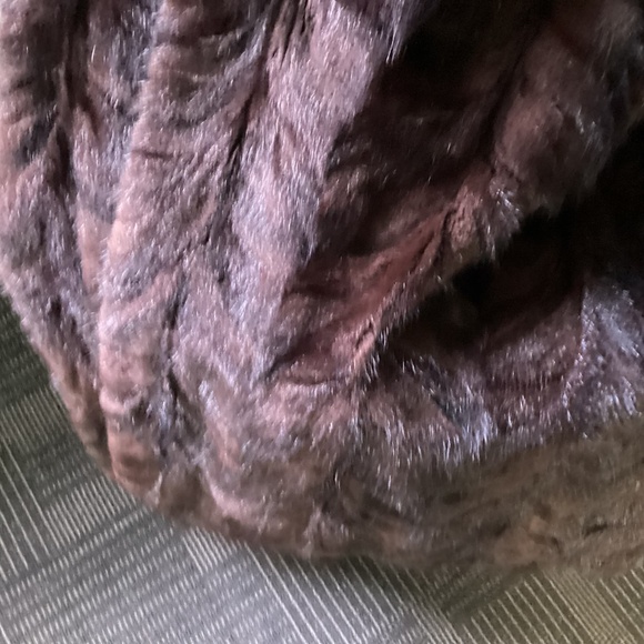 MUSKRAT. FUR.  PLEASE READ ALL DESCRIPTION  FULL LENGTH  mahogany undertones - Picture 2 of 9